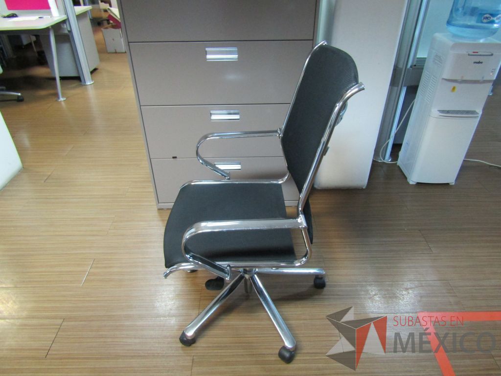 Lote 307 - Silla operativa con ruedas, descansabrazos, asiento y respaldo en malla - Imagen 5