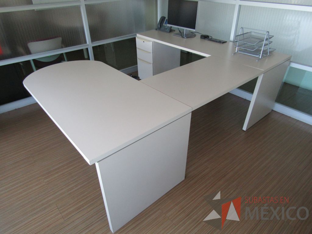 Lote 130 - Escritorio en herradura con archivero de pedestal de 3 cajones - Imagen 7