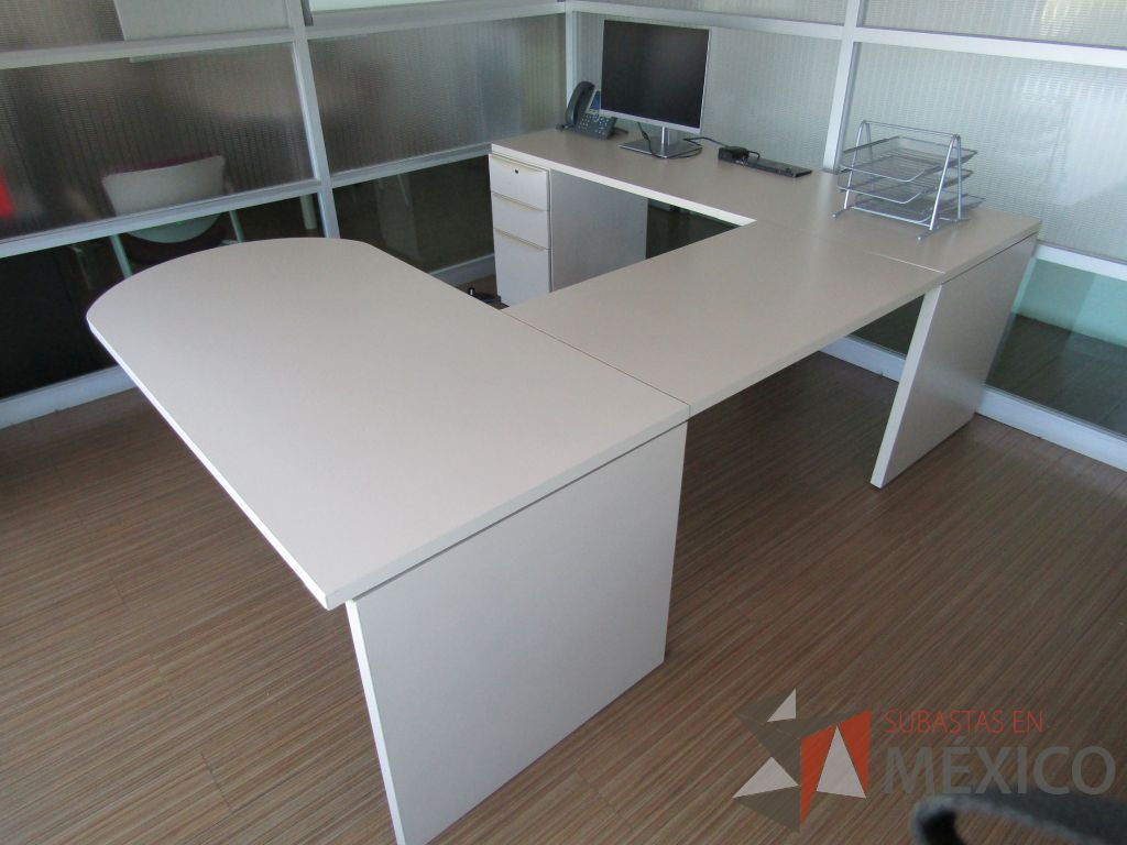Lote 130 - Escritorio en herradura con archivero de pedestal de 3 cajones - Imagen 8