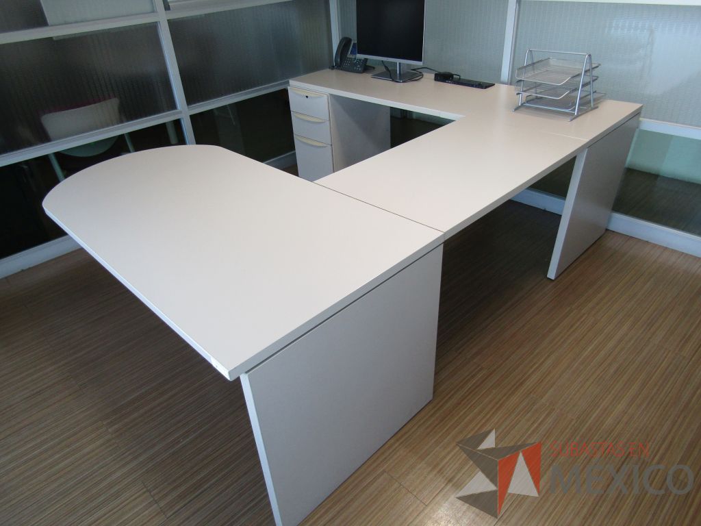 Lote 130 - Escritorio en herradura con archivero de pedestal de 3 cajones - Imagen 10