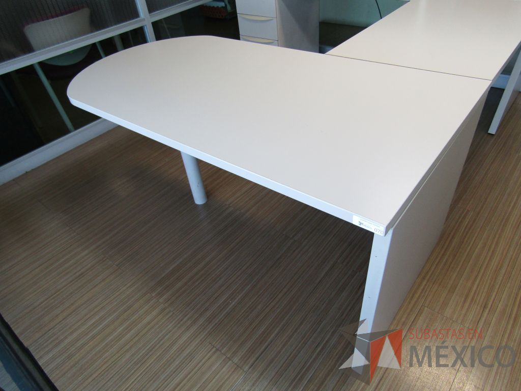 Lote 130 - Escritorio en herradura con archivero de pedestal de 3 cajones - Imagen 15