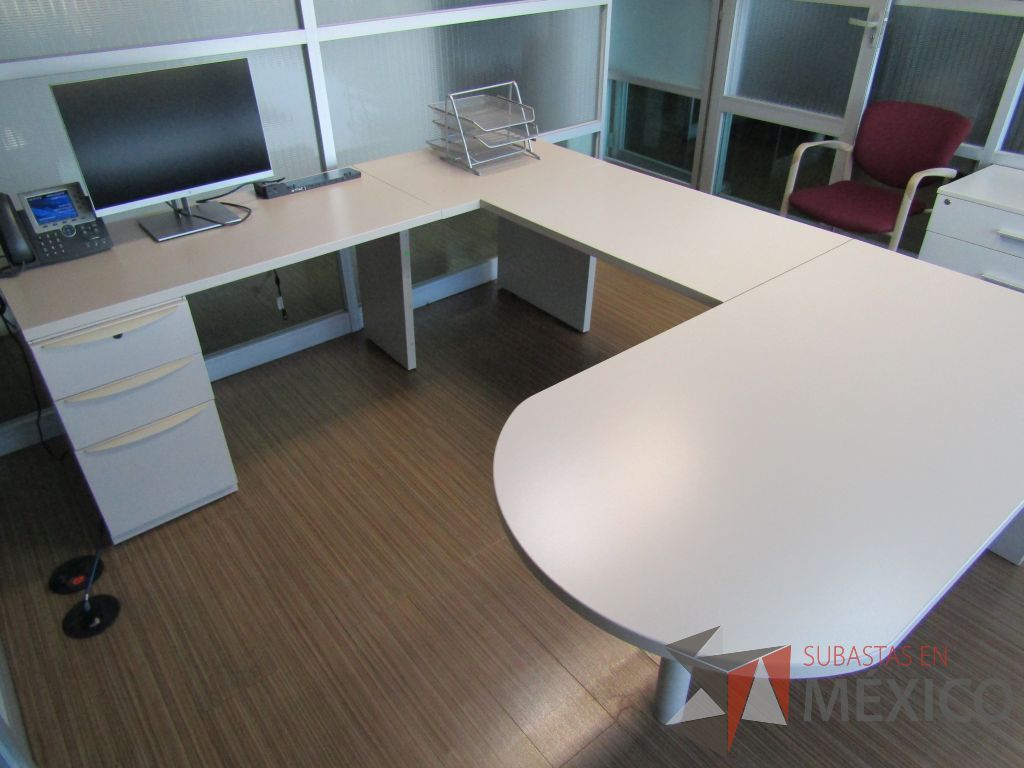 Lote 130 - Escritorio en herradura con archivero de pedestal de 3 cajones - Imagen 5