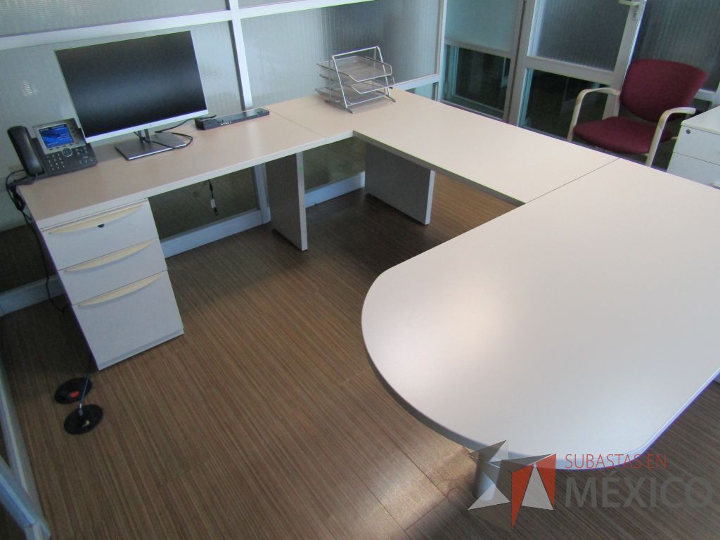 Lote 130 - Escritorio en herradura con archivero de pedestal de 3 cajones