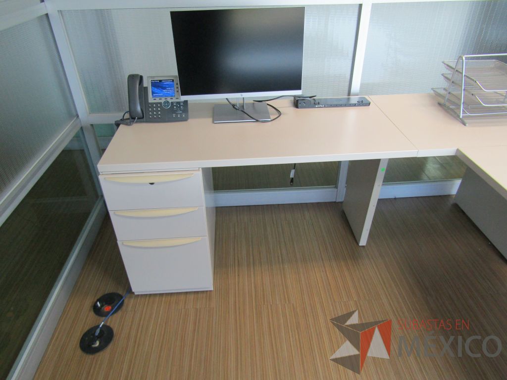 Lote 130 - Escritorio en herradura con archivero de pedestal de 3 cajones - Imagen 11
