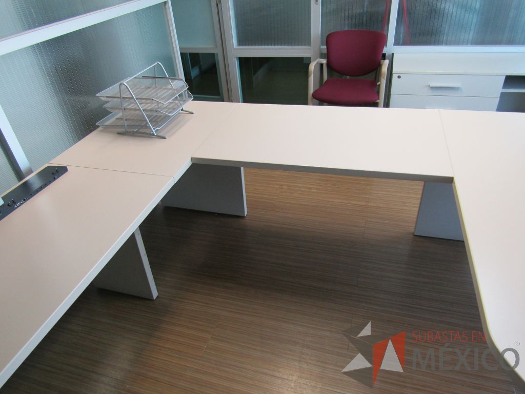 Lote 130 - Escritorio en herradura con archivero de pedestal de 3 cajones - Imagen 13