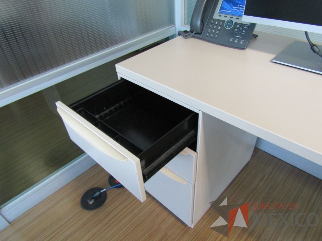 Lote 130 - Escritorio en herradura con archivero de pedestal de 3 cajones - Imagen 3