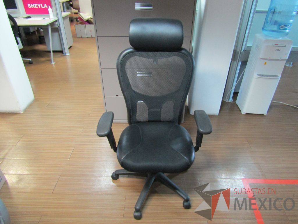 Lote 171 - Silla operativa con ruedas, descansabrazos, cabecera, respaldo en malla y asiento en tela y piel color negro