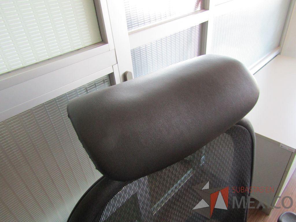 Lote 171 - Silla operativa con ruedas, descansabrazos, cabecera, respaldo en malla y asiento en tela y piel color negro - Imagen 9
