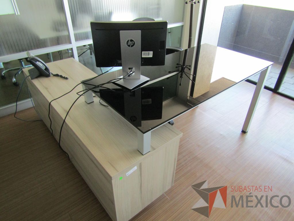 Lote 132 - Escritorio con cubierta de vidrio recargado sobre credenza - Imagen 8