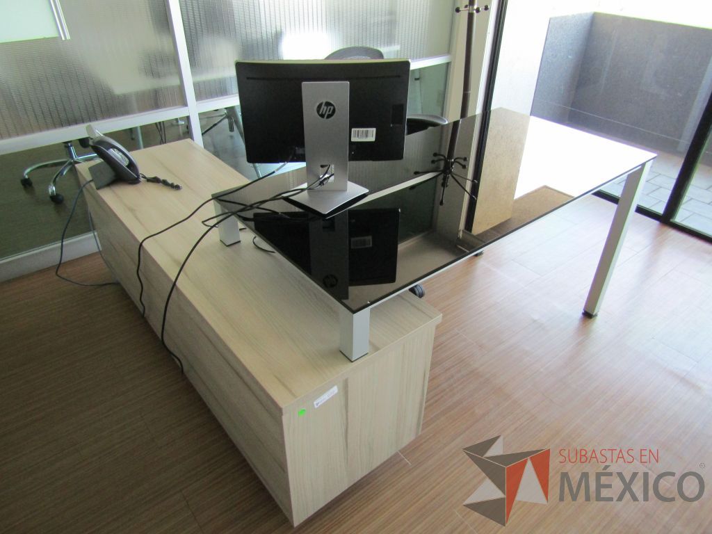 Lote 132 - Escritorio con cubierta de vidrio recargado sobre credenza - Imagen 11