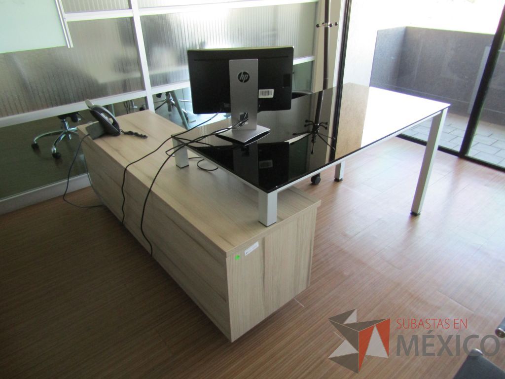 Lote 132 - Escritorio con cubierta de vidrio recargado sobre credenza - Imagen 7