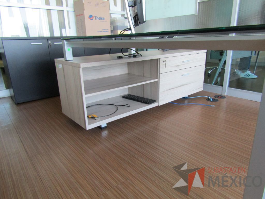 Lote 132 - Escritorio con cubierta de vidrio recargado sobre credenza - Imagen 6
