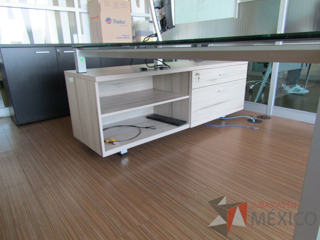 Lote 132 - Escritorio con cubierta de vidrio recargado sobre credenza - Imagen 9