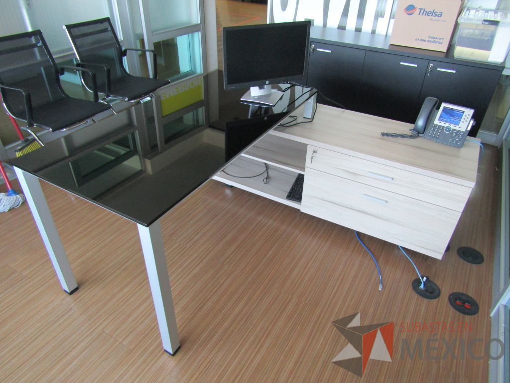Lote 132 - Escritorio con cubierta de vidrio recargado sobre credenza - Imagen 2