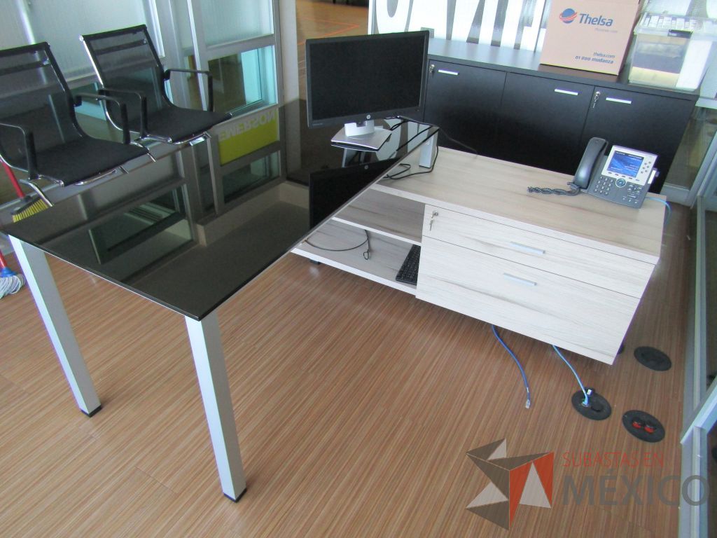 Lote 132 - Escritorio con cubierta de vidrio recargado sobre credenza - Imagen 3