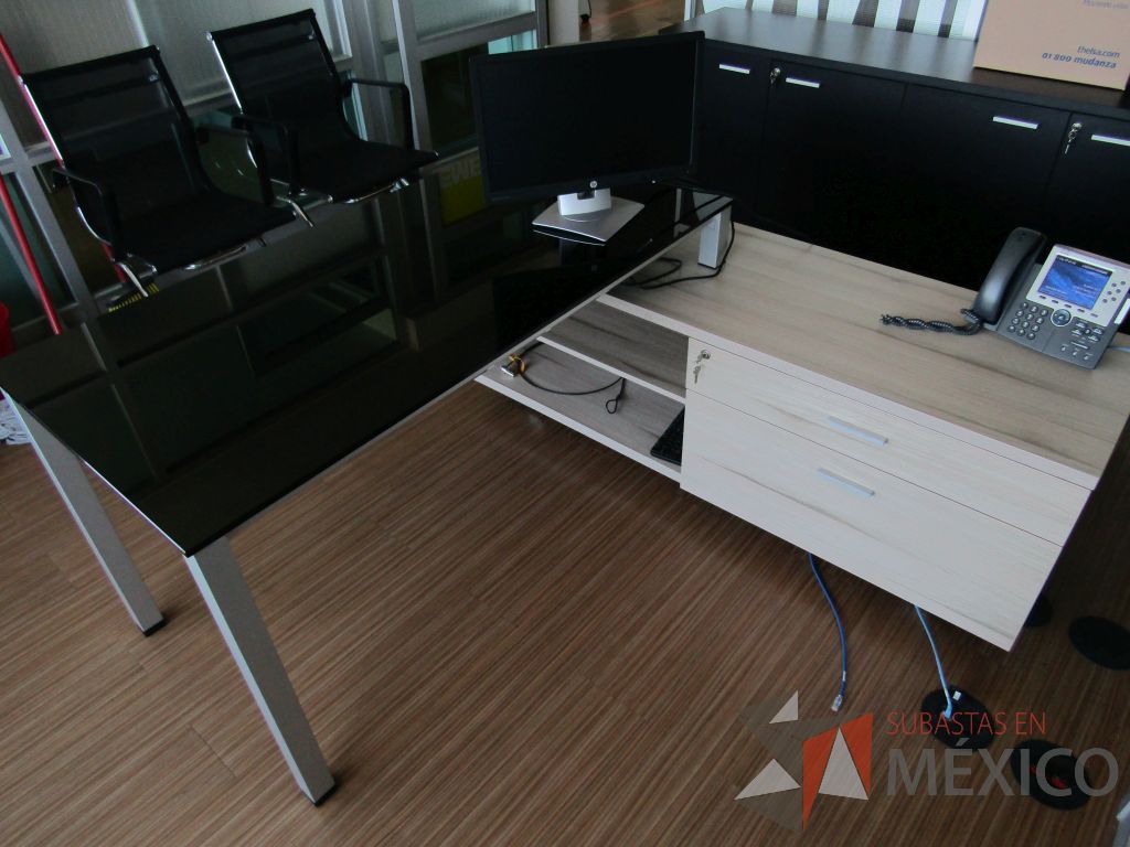 Lote 132 - Escritorio con cubierta de vidrio recargado sobre credenza - Imagen 4