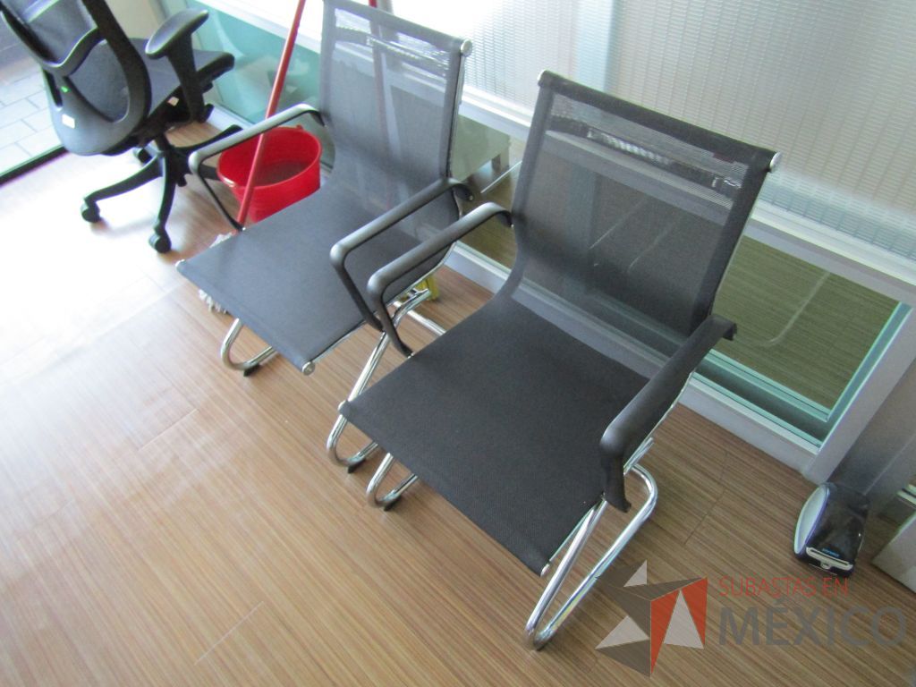 Lote 172 - 2 Sillas fijas, descansabrazos, base trineo, asiento y respaldo en malla