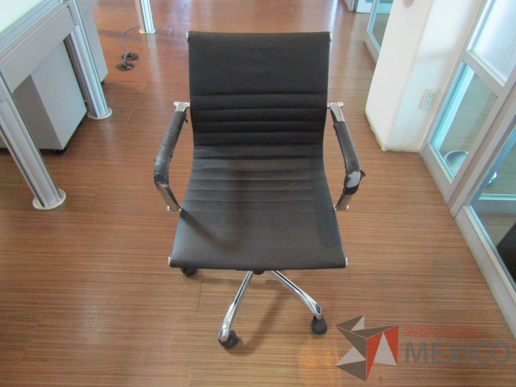 Lote 144 - 2 Sillas ejecutivas con ruedas, descansabrazos, asiento y respaldo en piel color negro - Imagen 3