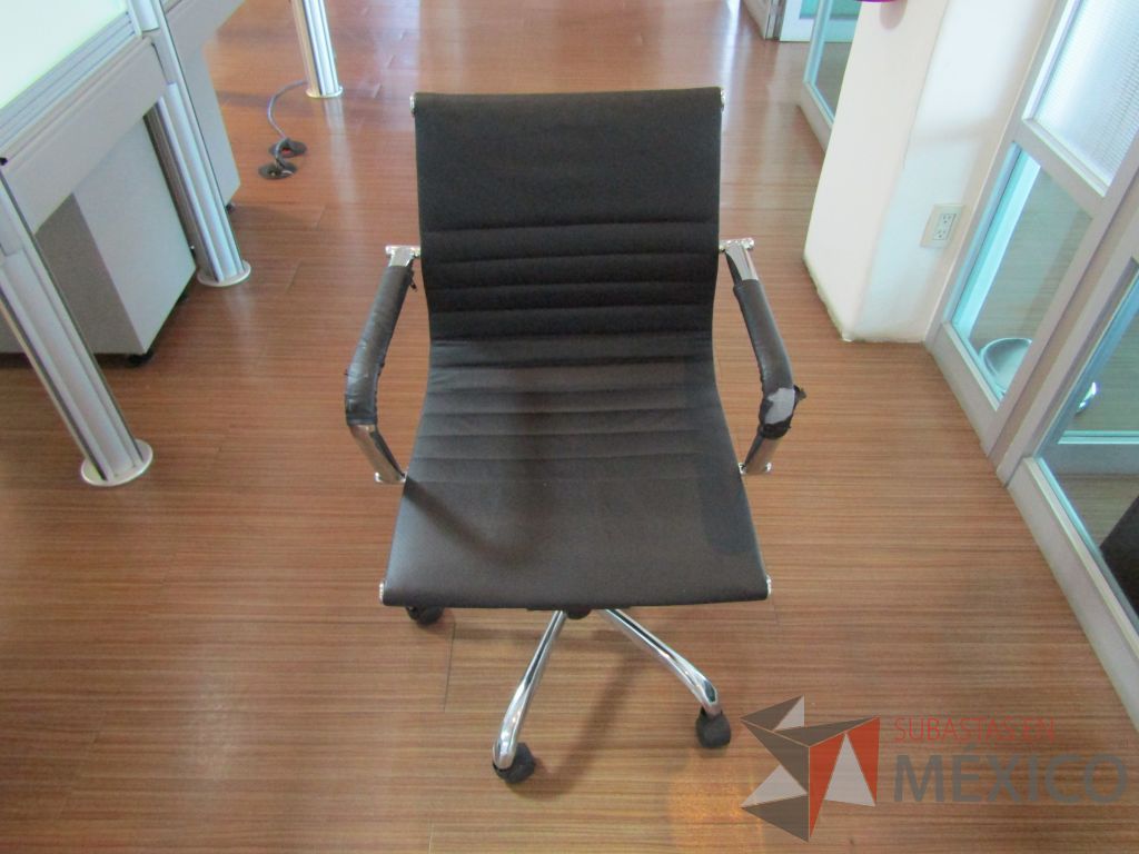Lote 209 - 2 Sillas ejecutivas con ruedas, descansabrazos, asiento y respaldo en piel color negro - Imagen 2