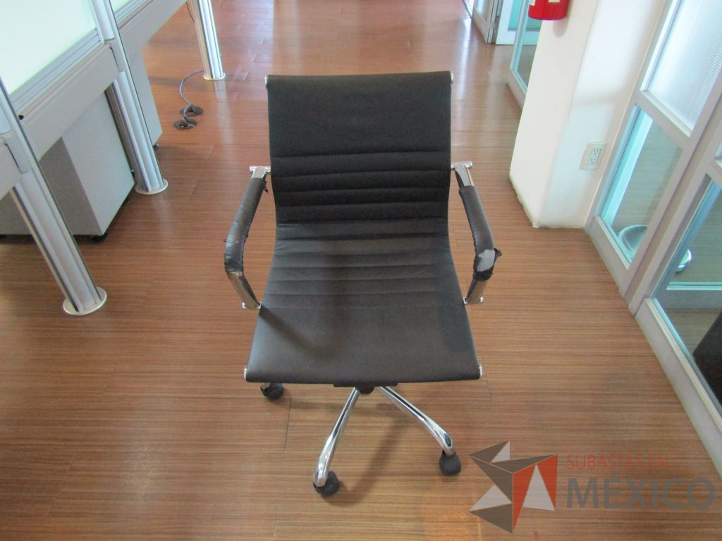 Lote 196 - 2 Sillas ejecutivas con ruedas, descansabrazos, asiento y respaldo en piel color negro - Imagen 3