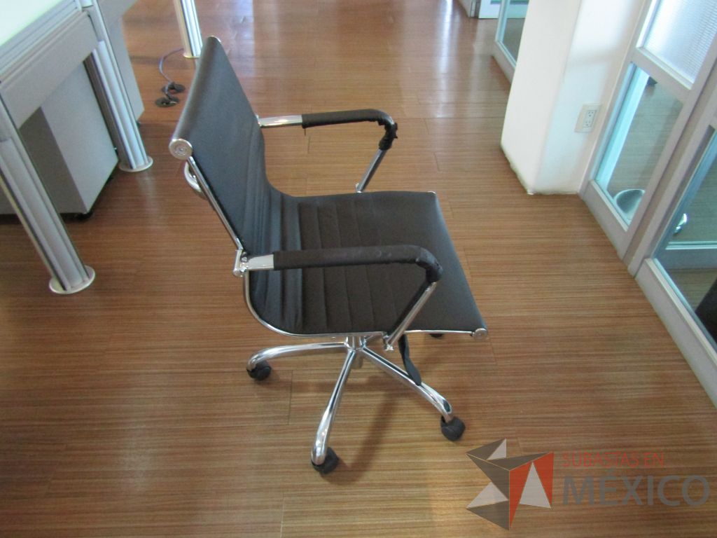 Lote 196 - 2 Sillas ejecutivas con ruedas, descansabrazos, asiento y respaldo en piel color negro - Imagen 4
