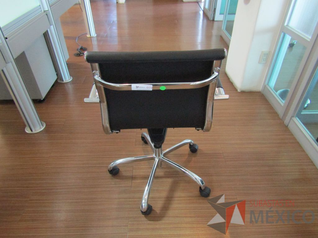 Lote 144 - 2 Sillas ejecutivas con ruedas, descansabrazos, asiento y respaldo en piel color negro - Imagen 9