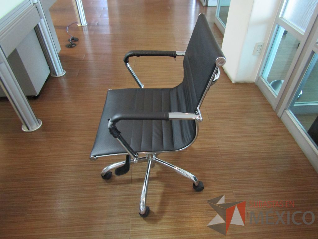 Lote 421 - Silla ejecutiva con ruedas, descansabrazos, asiento y respaldo en piel color negro - Imagen 8