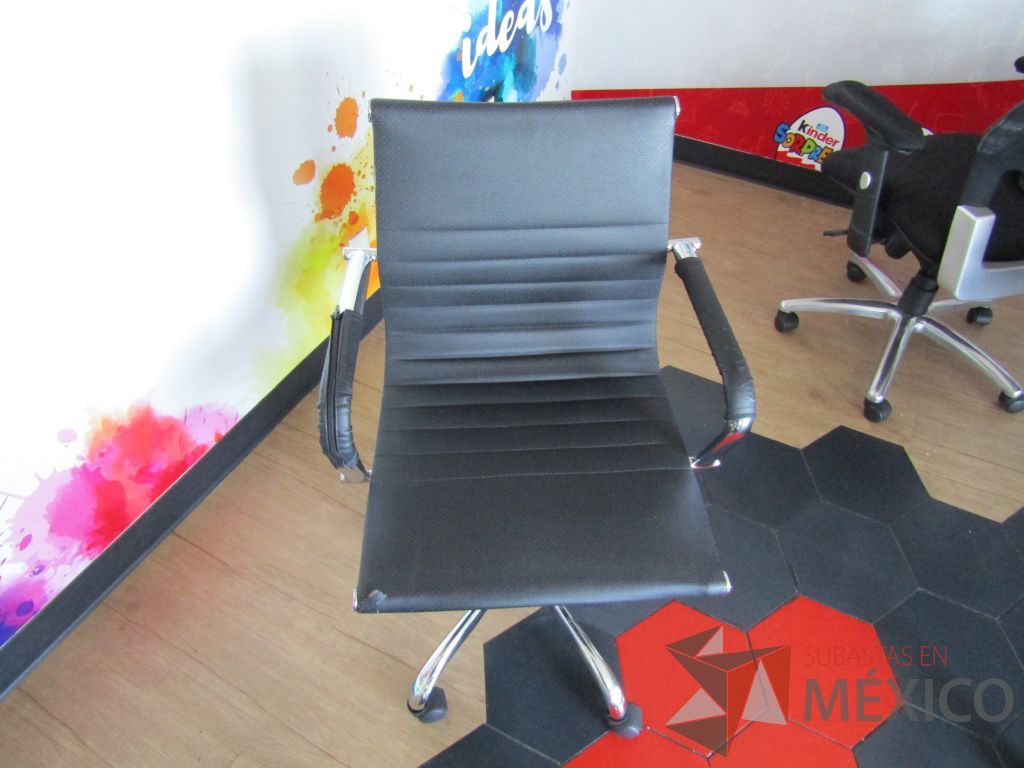 Lote 144 - 2 Sillas ejecutivas con ruedas, descansabrazos, asiento y respaldo en piel color negro - Imagen 6