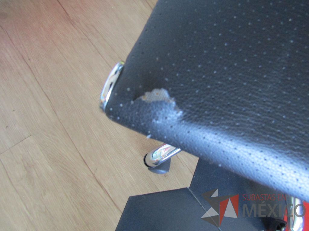 Lote 209 - 2 Sillas ejecutivas con ruedas, descansabrazos, asiento y respaldo en piel color negro - Imagen 10