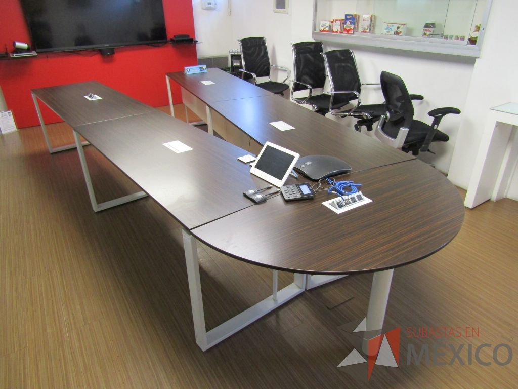 Lote 145 - Mesa de sala de juntas para 10 personas, con bases metálicas con accesorios para conexión