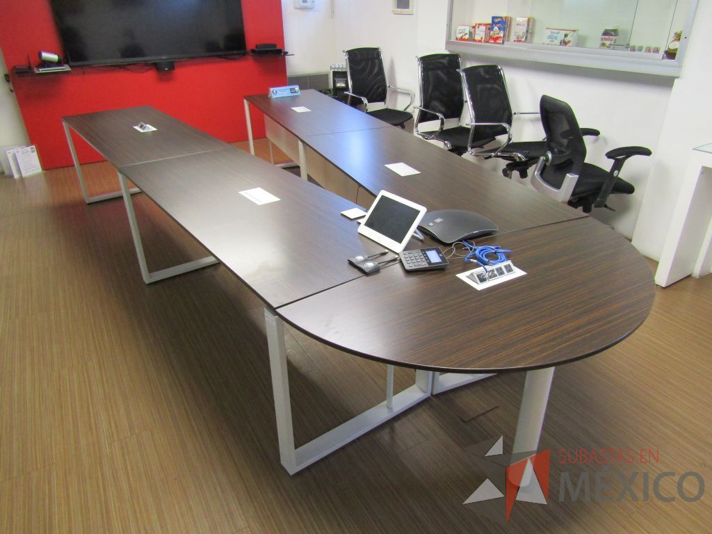 Lote 145 - Mesa de sala de juntas para 10 personas, con bases metálicas con accesorios para conexión - Imagen 4