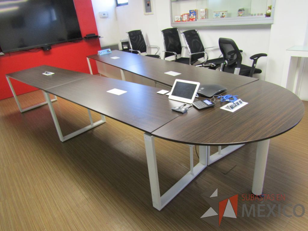 Lote 145 - Mesa de sala de juntas para 10 personas, con bases metálicas con accesorios para conexión - Imagen 2