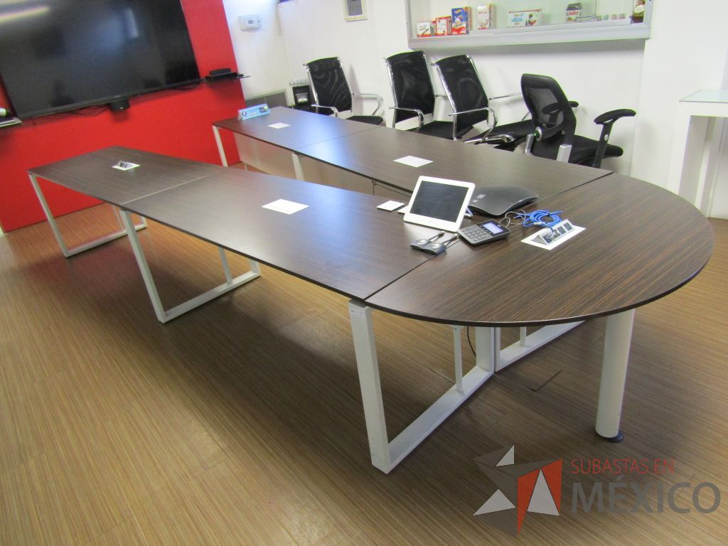 Lote 145 - Mesa de sala de juntas para 10 personas, con bases metálicas con accesorios para conexión - Imagen 13