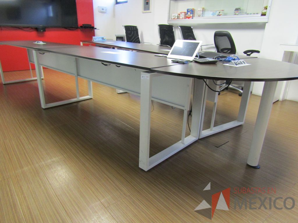 Lote 145 - Mesa de sala de juntas para 10 personas, con bases metálicas con accesorios para conexión - Imagen 14