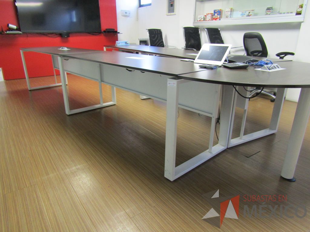 Lote 145 - Mesa de sala de juntas para 10 personas, con bases metálicas con accesorios para conexión - Imagen 8