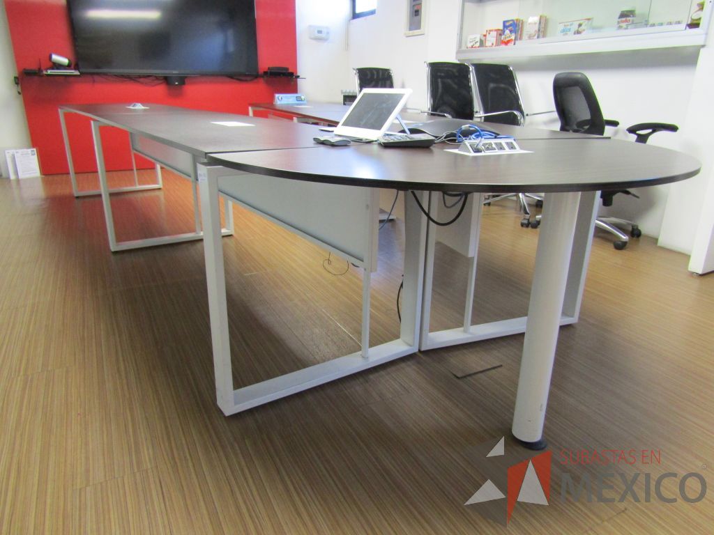 Lote 145 - Mesa de sala de juntas para 10 personas, con bases metálicas con accesorios para conexión - Imagen 15