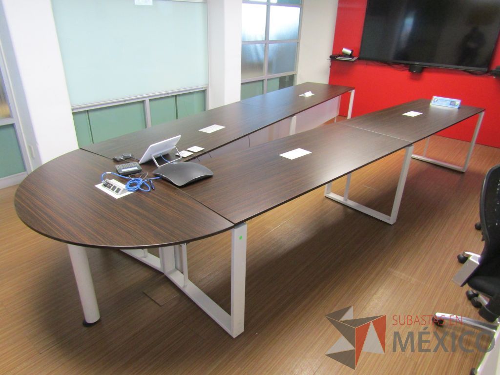 Lote 145 - Mesa de sala de juntas para 10 personas, con bases metálicas con accesorios para conexión - Imagen 17