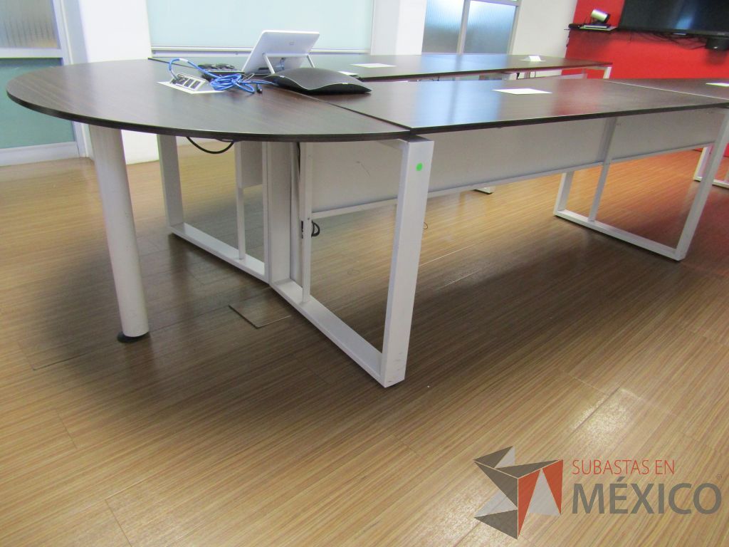 Lote 145 - Mesa de sala de juntas para 10 personas, con bases metálicas con accesorios para conexión - Imagen 10