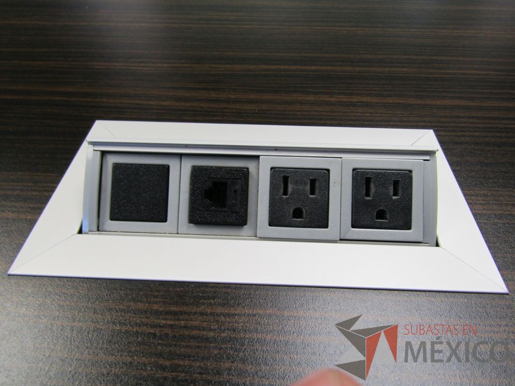 Lote 145 - Mesa de sala de juntas para 10 personas, con bases metálicas con accesorios para conexión - Imagen 11
