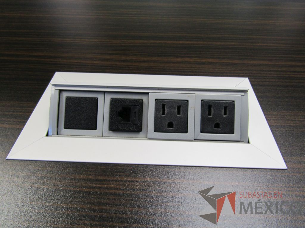 Lote 145 - Mesa de sala de juntas para 10 personas, con bases metálicas con accesorios para conexión - Imagen 16