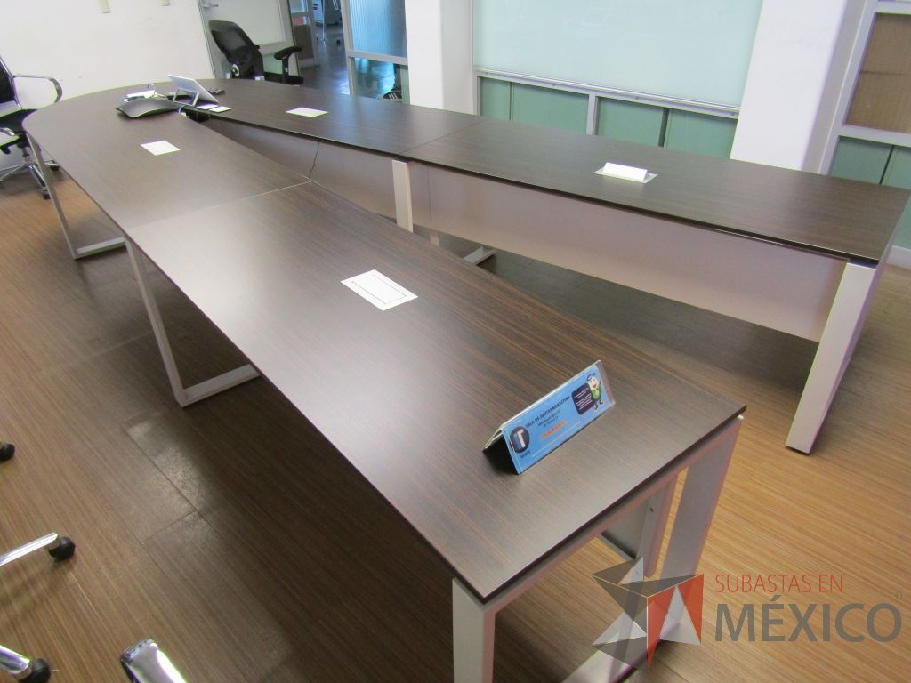 Lote 145 - Mesa de sala de juntas para 10 personas, con bases metálicas con accesorios para conexión - Imagen 7