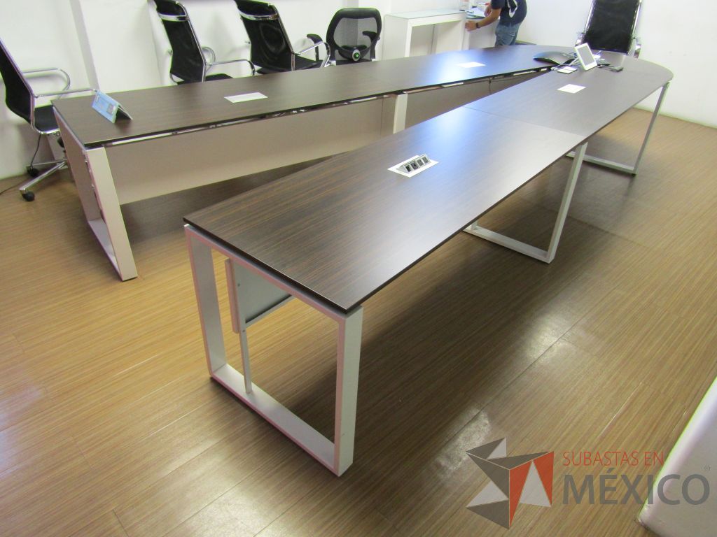 Lote 145 - Mesa de sala de juntas para 10 personas, con bases metálicas con accesorios para conexión - Imagen 6