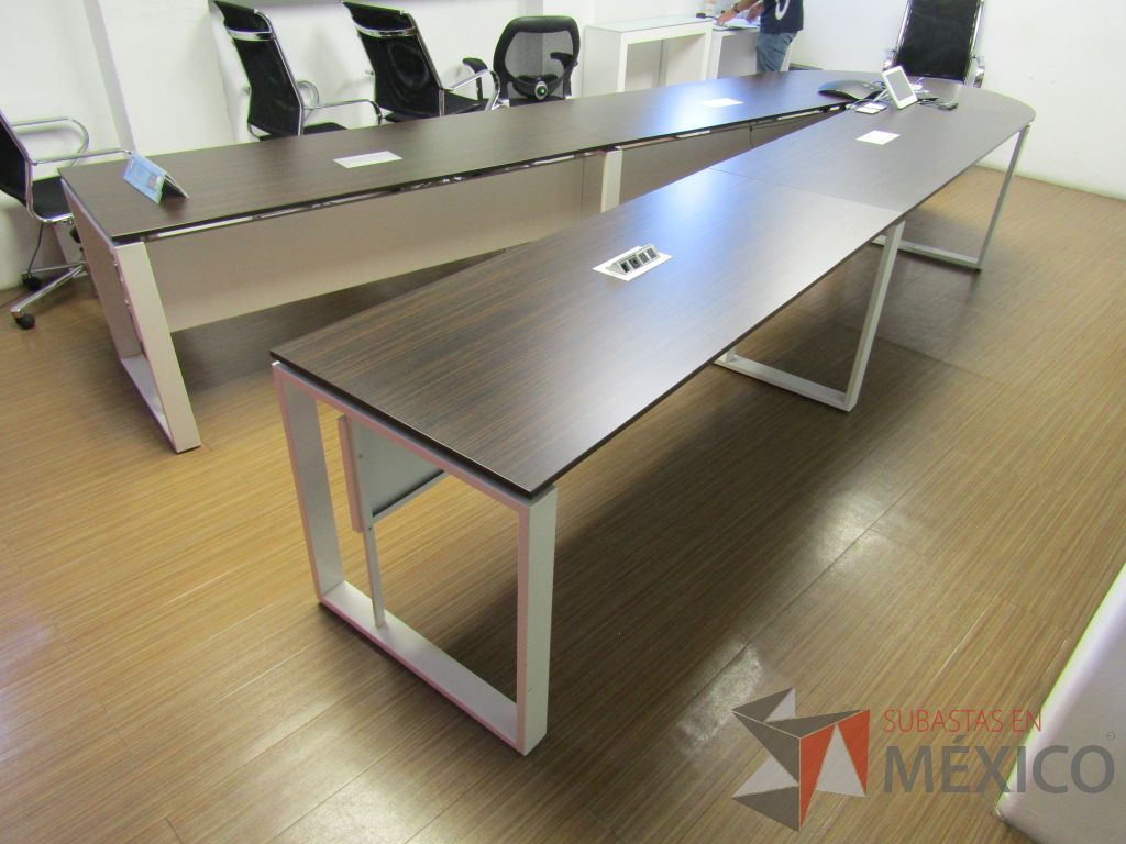 Lote 145 - Mesa de sala de juntas para 10 personas, con bases metálicas con accesorios para conexión - Imagen 12