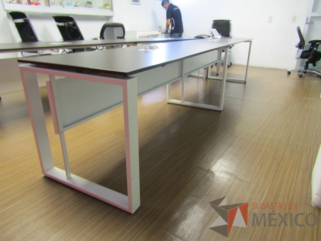 Lote 145 - Mesa de sala de juntas para 10 personas, con bases metálicas con accesorios para conexión - Imagen 5