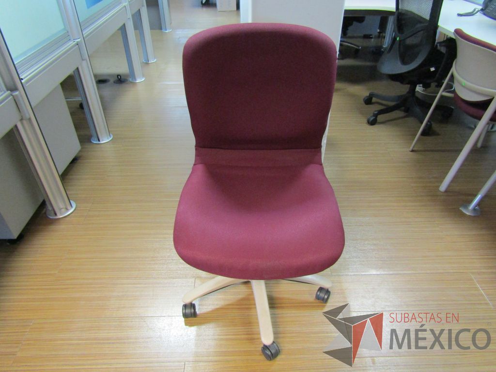 Lote 232 - 2 Sillas ejecutivas con ruedas, asiento y respaldo en tela color vino - Imagen 2