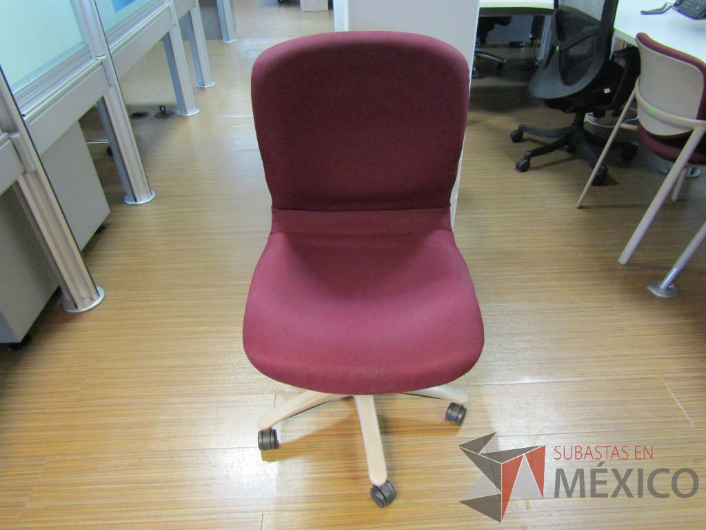 Lote 232 - 2 Sillas ejecutivas con ruedas, asiento y respaldo en tela color vino