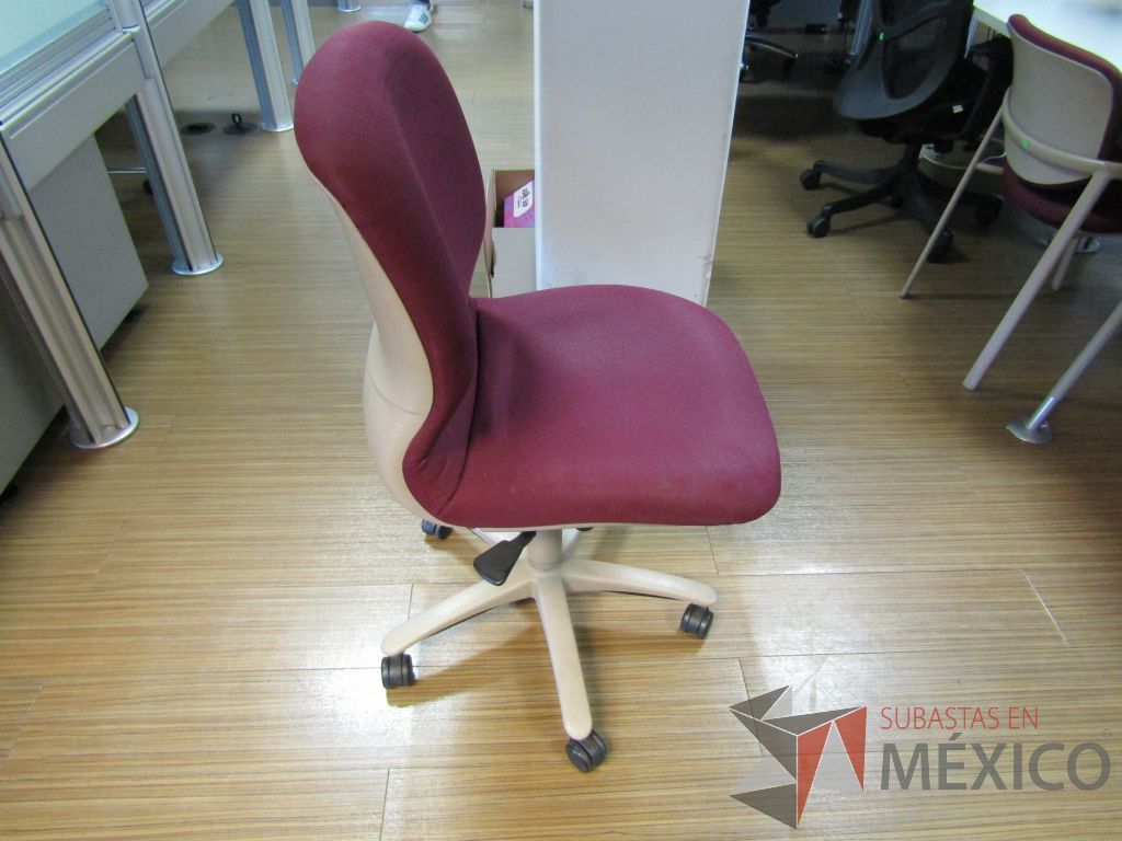 Lote 232 - 2 Sillas ejecutivas con ruedas, asiento y respaldo en tela color vino - Imagen 3