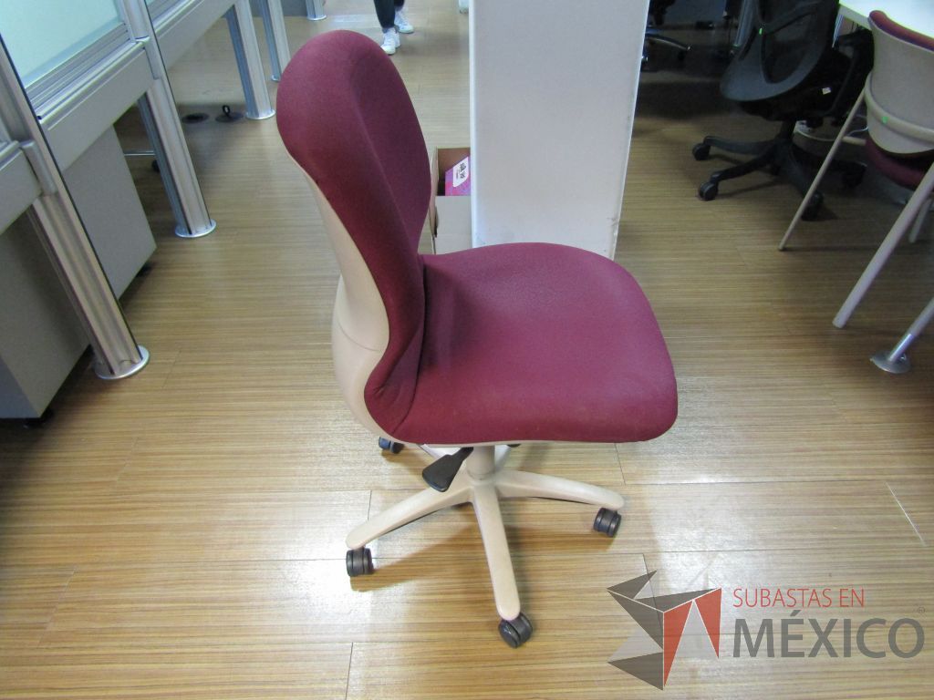 Lote 232 - 2 Sillas ejecutivas con ruedas, asiento y respaldo en tela color vino - Imagen 4