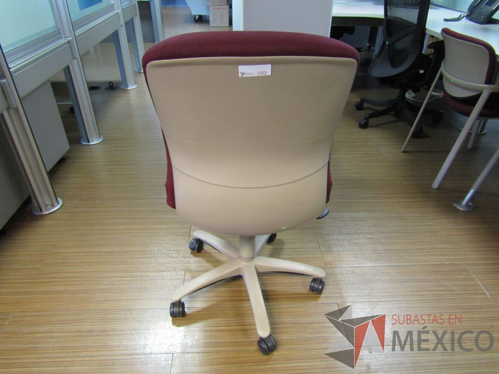 Lote 232 - 2 Sillas ejecutivas con ruedas, asiento y respaldo en tela color vino - Imagen 6