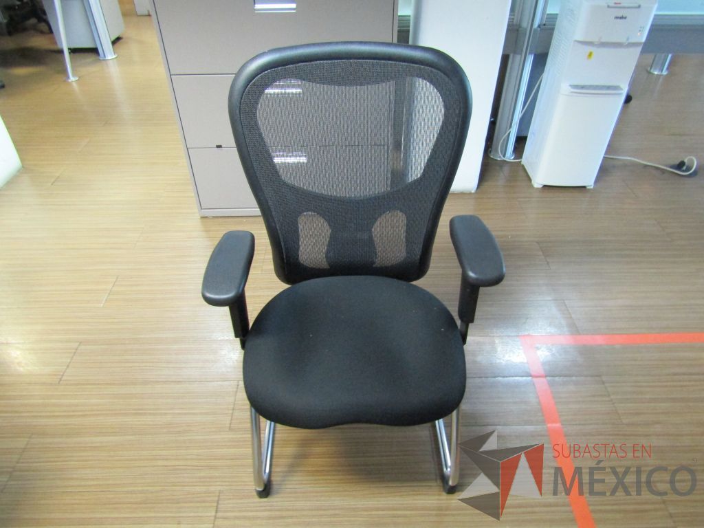 Lote 289 - Silla fija, descansabrazos, respaldo en malla y asiento en tela color negro